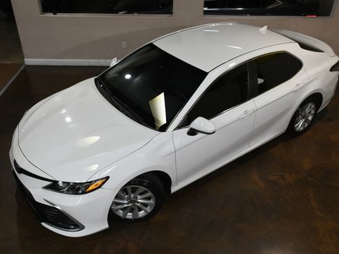 Used 2021 Toyota Camry LE image 74