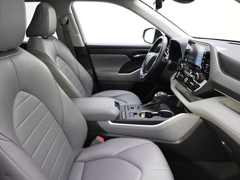 Used 2021 Toyota Highlander XLE AWD/4WD image 16