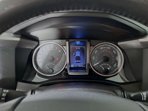 Used 2016 Toyota Tacoma SR5 w/ Towing Package RWD image 21