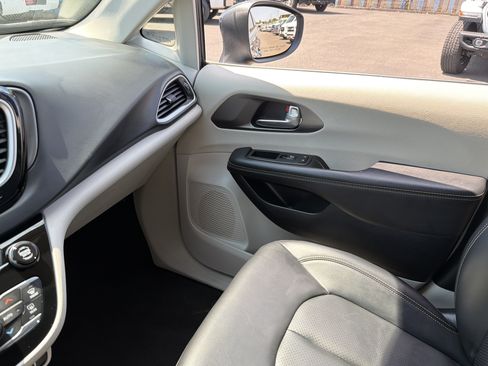 Used 2023 Chrysler Pacifica Touring-L FWD image 24