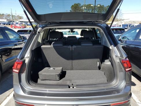 Certified 2023 Volkswagen Tiguan SE w/ Panoramic Sunroof Package image 8