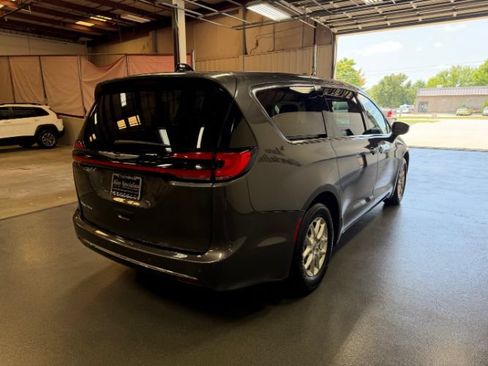 Used 2023 Chrysler Pacifica Touring-L FWD image 4