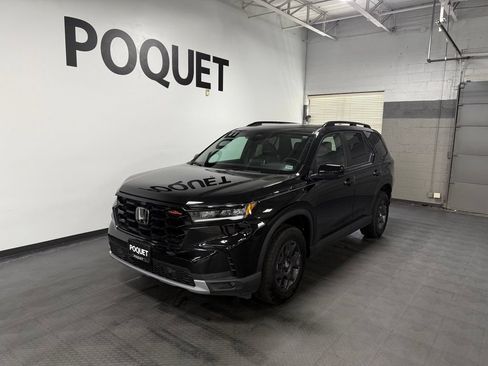 Used 2025 Honda Pilot TrailSport image 2