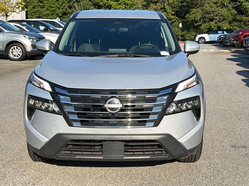 Used 2024 Nissan Rogue SV AWD/4WD image 3