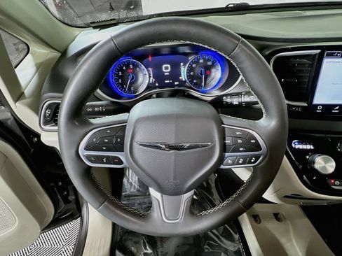 Used 2023 Chrysler Pacifica Touring-L FWD image 10