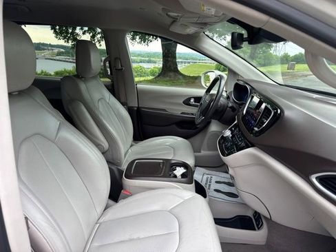 Used 2021 Chrysler Pacifica Touring-L FWD image 10