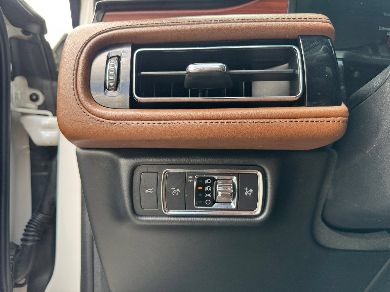Used 2023 Lincoln Aviator Reserve w/ Equipment Group 201A AWD/4WD image 23