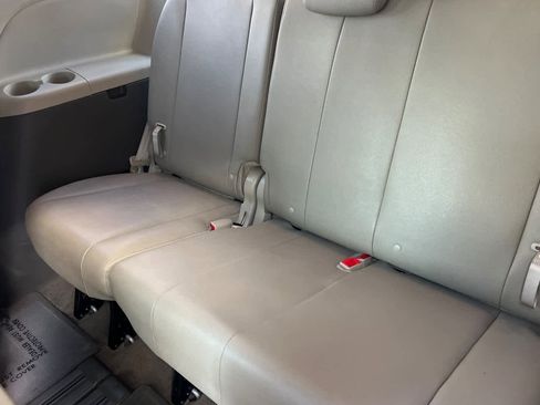 Used 2017 Toyota Sienna XLE Premium image 17