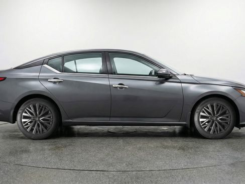 Used 2025 Nissan Altima 2.5 SV image 11