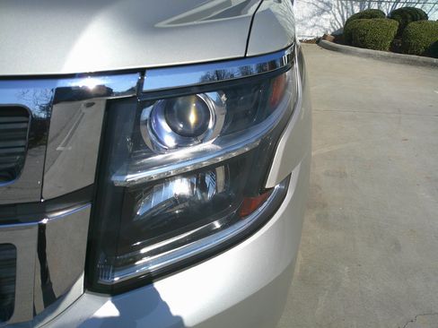 Used 2017 Chevrolet Suburban LT image 7