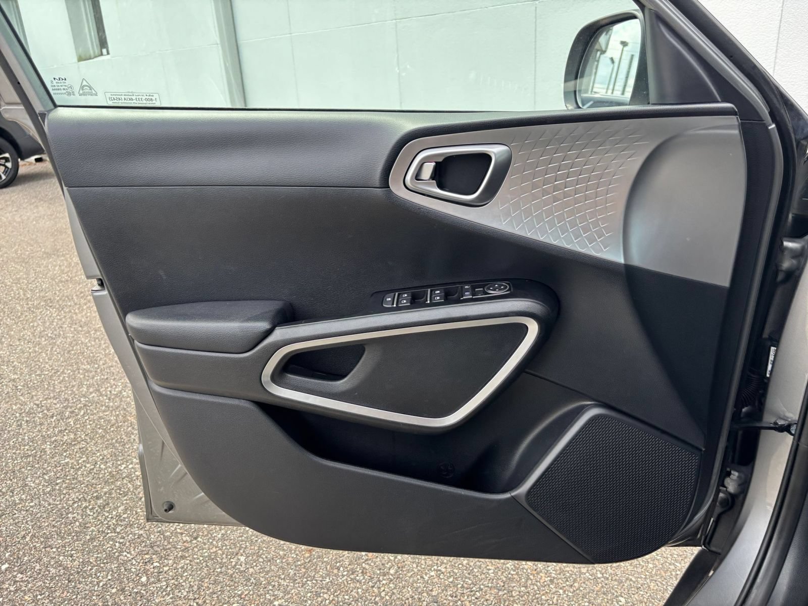 Used 2025 Kia Soul LX w/ LX Technology Package FWD image 18