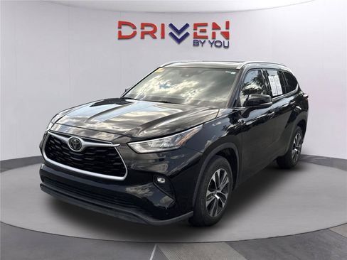 Used 2020 Toyota Highlander XLE FWD image 8