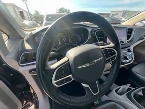 Used 2023 Chrysler Pacifica Touring-L image 16