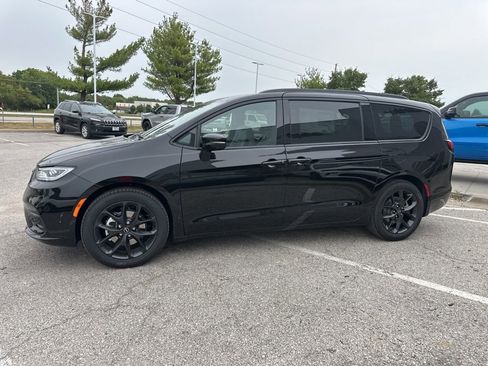 New 2026 Chrysler Pacifica Limited w/ S Appearance Package image 17