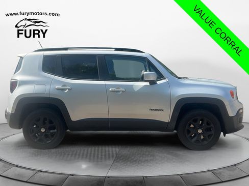 Used 2017 Jeep Renegade Latitude AWD/4WD image 2