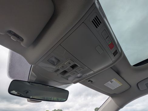 Used 2025 Volkswagen Jetta SE w/ Sunroof Package FWD image 29