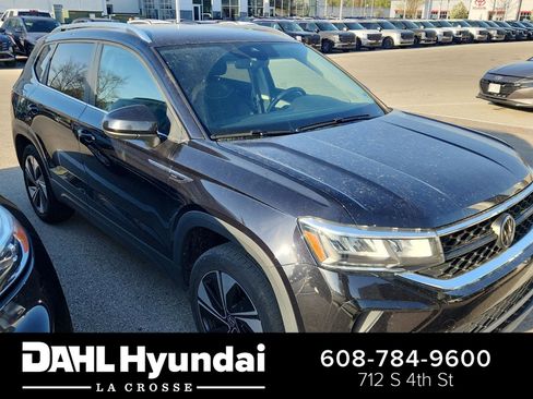 Used 2024 Volkswagen Taos SE image 1