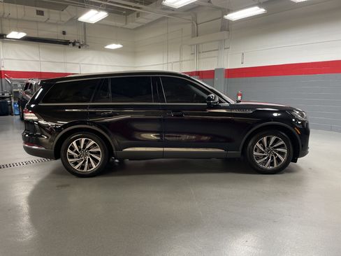 Used 2025 Lincoln Aviator 2WD image 11
