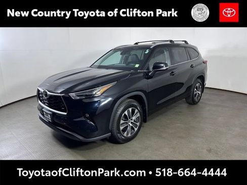 Used 2023 Toyota Highlander XLE AWD/4WD image 7