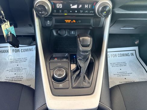 Used 2021 Toyota RAV4 LE AWD/4WD image 24