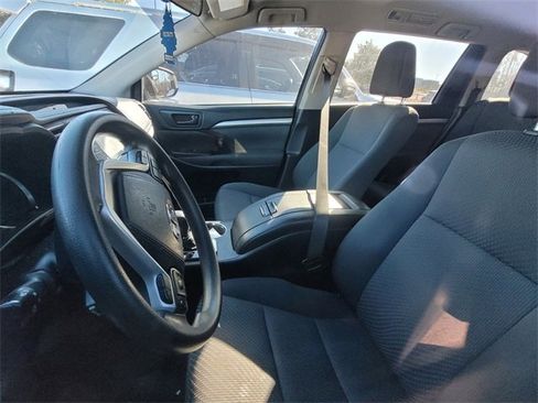 Used 2019 Toyota Highlander LE image 4