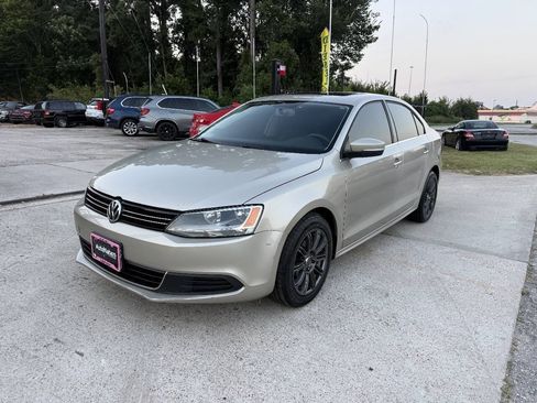 Used 2013 Volkswagen Jetta TDI FWD image 2