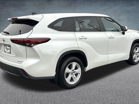 Used 2025 Toyota Highlander LE AWD/4WD image 32