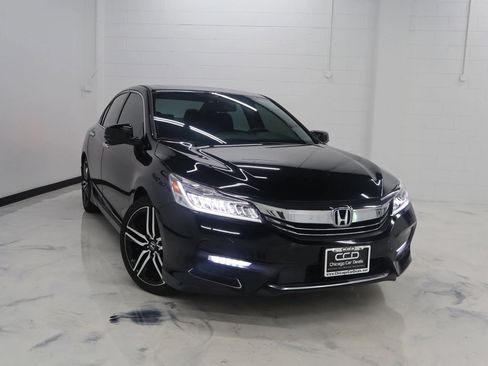 Used 2016 Honda Accord Touring image 2