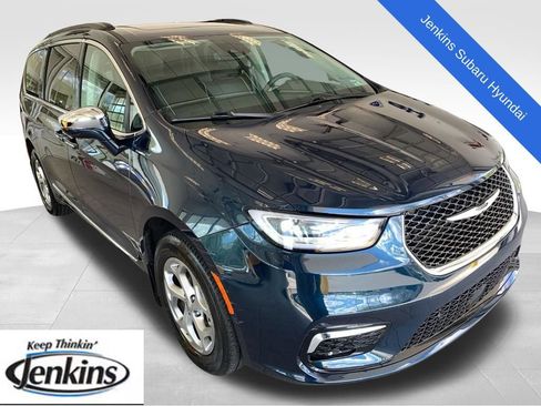 Used 2022 Chrysler Pacifica Limited w/ Uconnect Theater Family Group image 1