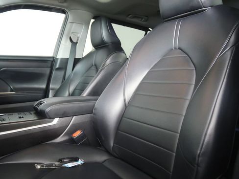 Used 2022 Toyota Highlander XLE image 11