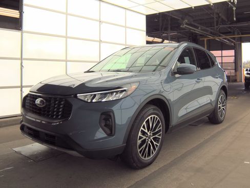 Used 2025 Ford Escape SE FWD image 2