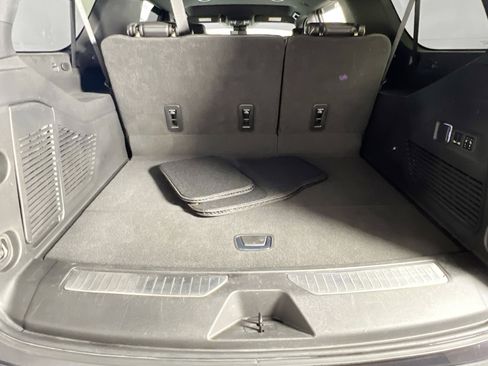 Used 2023 Chevrolet Suburban Premier w/ Advanced Technology Package image 25
