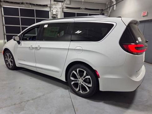New 2026 Chrysler Pacifica Pinnacle image 10