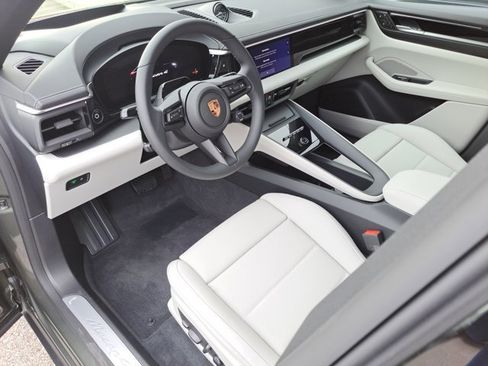 New 2026 Porsche Macan 4 Electric image 4