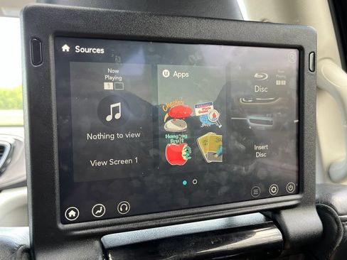 Used 2017 Chrysler Pacifica Limited w/ UConnect Theater Package FWD image 38