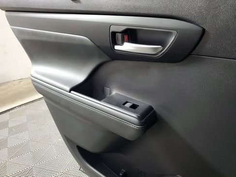 Used 2025 Toyota Highlander XLE image 18
