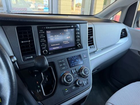 Used 2018 Toyota Sienna LE image 31