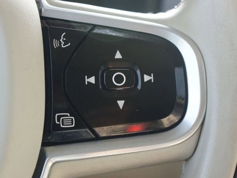 Used 2021 Volvo XC90 T6 Momentum w/ Advanced Package image 14