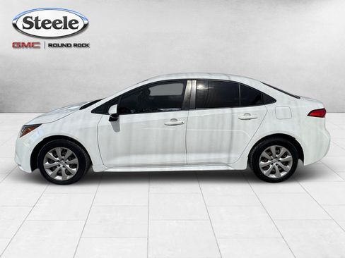 Used 2021 Toyota Corolla LE FWD image 2