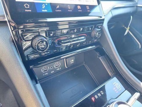 New 2025 Jeep Grand Cherokee Overland w/ Luxury Tech Group IV AWD/4WD image 15