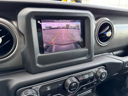 Used 2023 Jeep Gladiator Sport AWD/4WD image 3