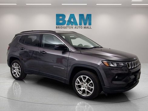 Used 2022 Jeep Compass Latitude image 1