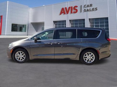 Used 2023 Chrysler Pacifica Touring-L FWD image 11