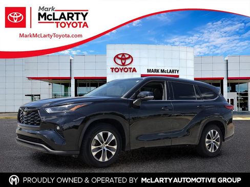Used 2021 Toyota Highlander XLE FWD image 1