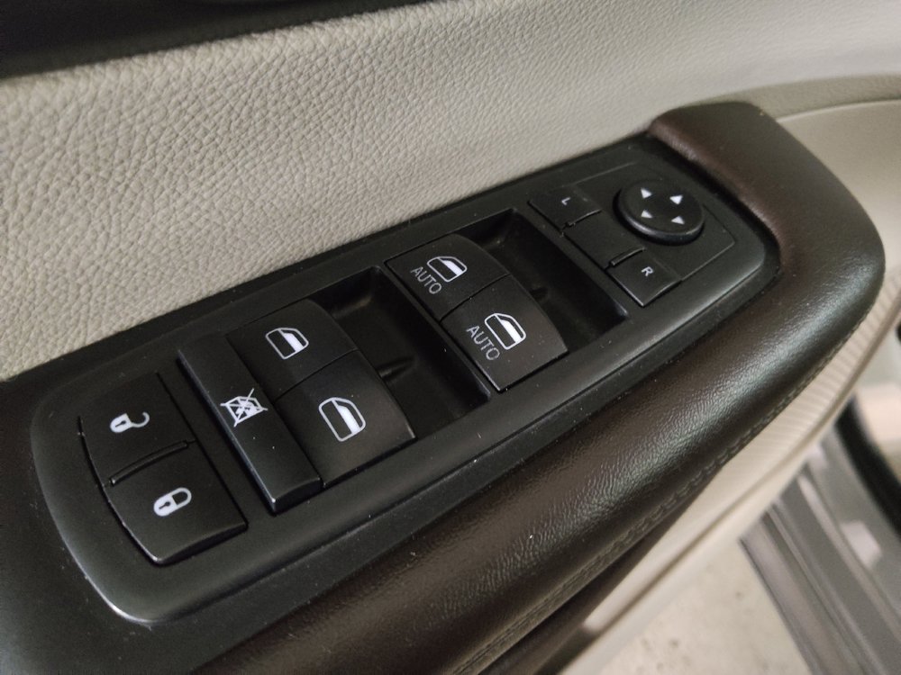 Used 2020 Chrysler Voyager LX FWD image 27