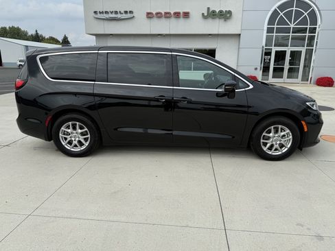 Used 2025 Chrysler Pacifica Select FWD image 9