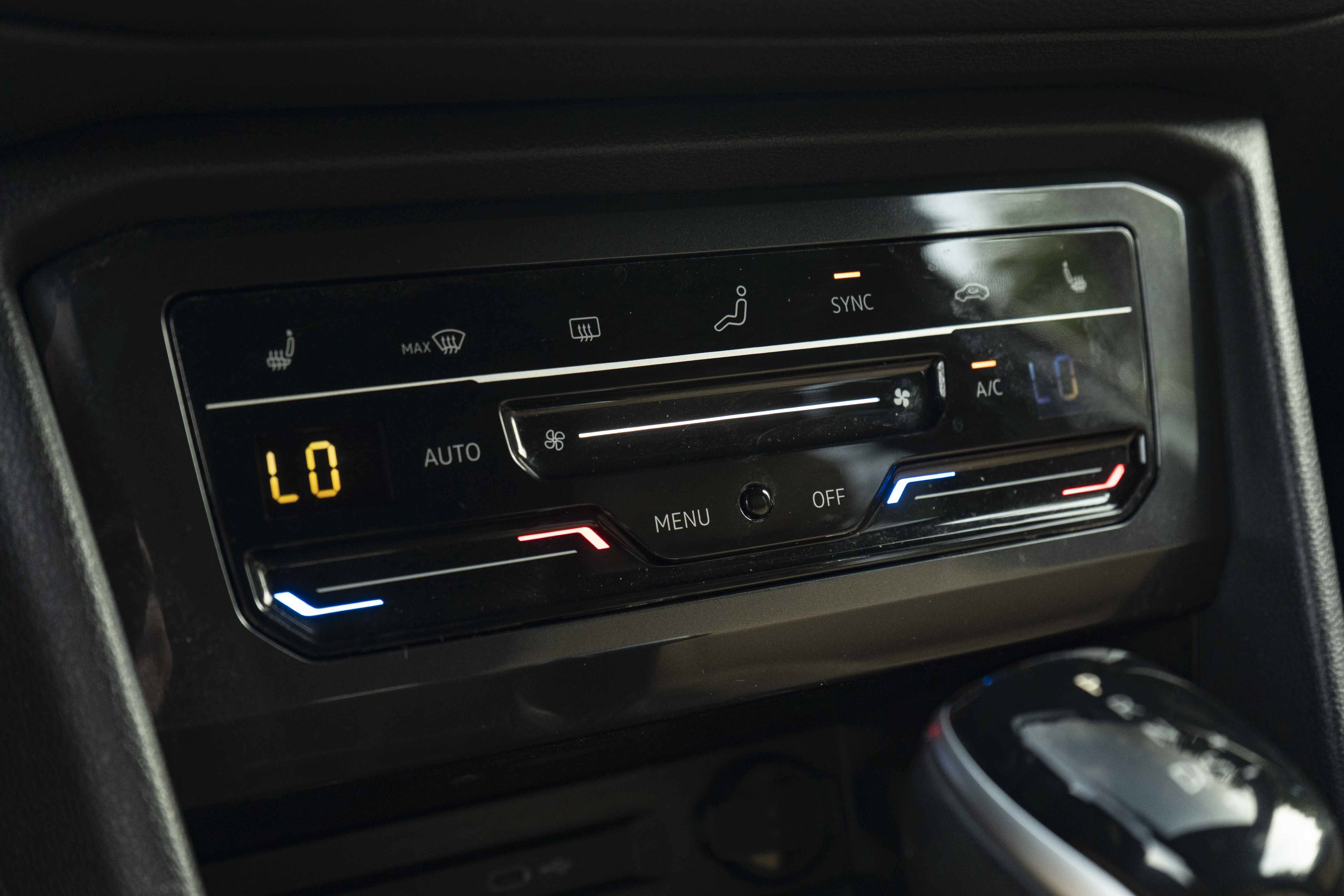 Certified 2022 Volkswagen Tiguan SE R-Line FWD image 28