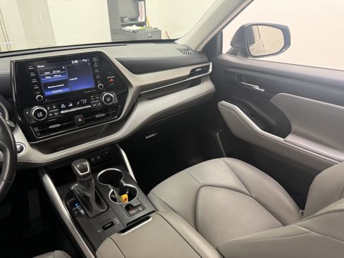 Used 2021 Toyota Highlander XLE FWD image 19