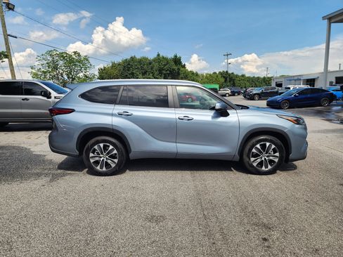 Used 2023 Toyota Highlander XLE FWD image 3