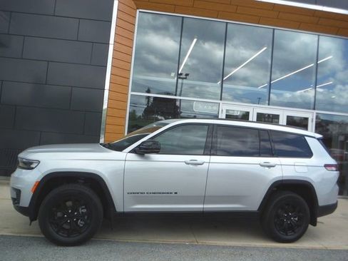 New 2025 Jeep Grand Cherokee L Altitude AWD/4WD image 2
